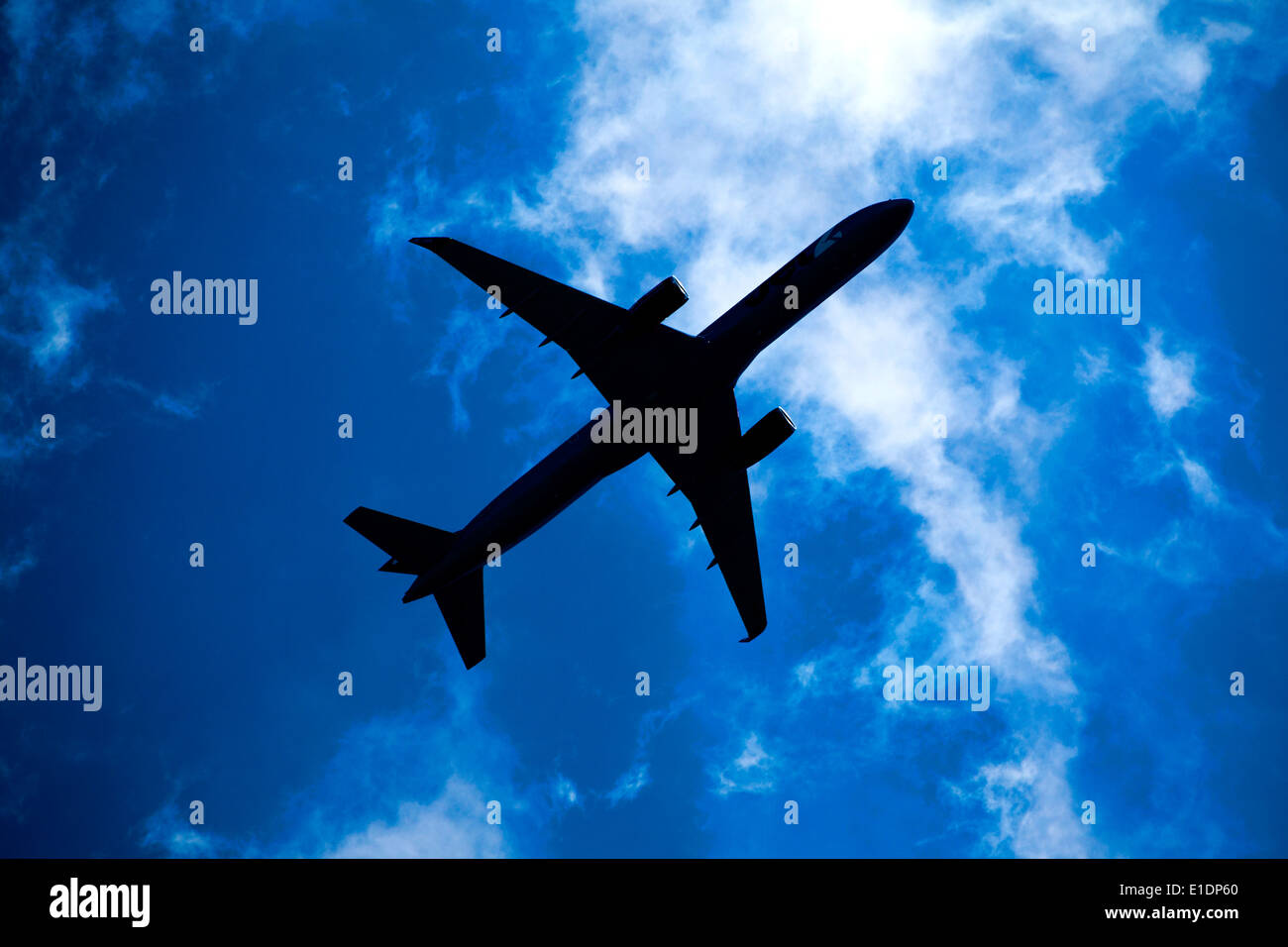 Getto 2 Boeing 757 in cielo blu silhouette Foto Stock