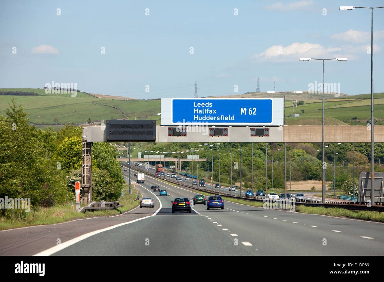 M62, a est ovest trans Pennine autostrada nel nord Inghilterra guardando ad est legato allo svincolo 23 e la giunzione 24 Foto Stock