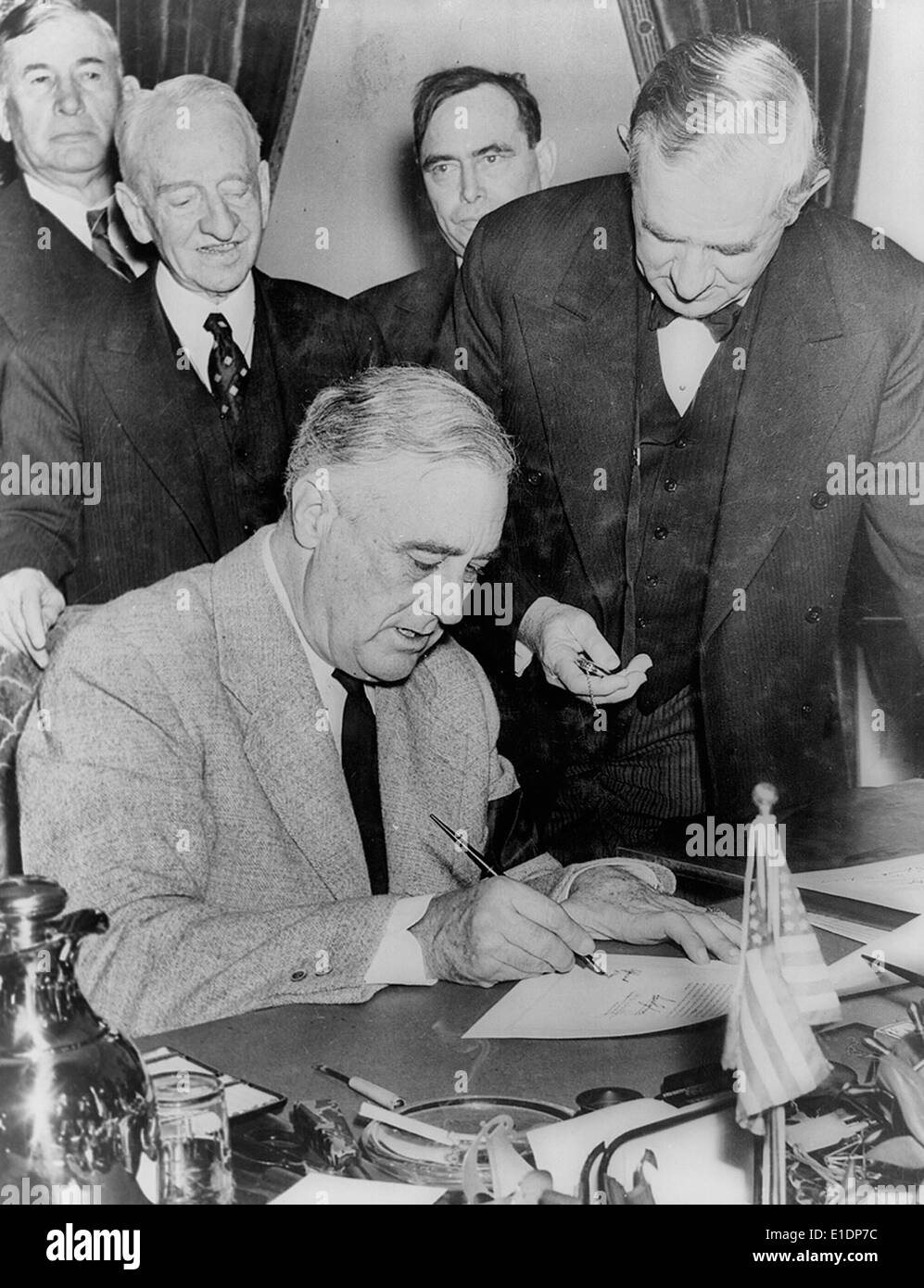 Il presidente Roosevelt firma la dichiarazione di guerra contro la Germania, Dicembre 11, 1941 Foto Stock