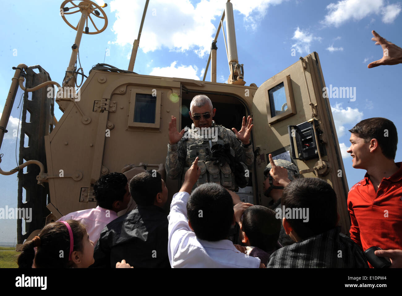 Stati Uniti Army Sgt. 1. Classe Refugio finisce di consegnare gli animali impagliati per bambini durante un nuovo curda anno celebrazione nel Foto Stock