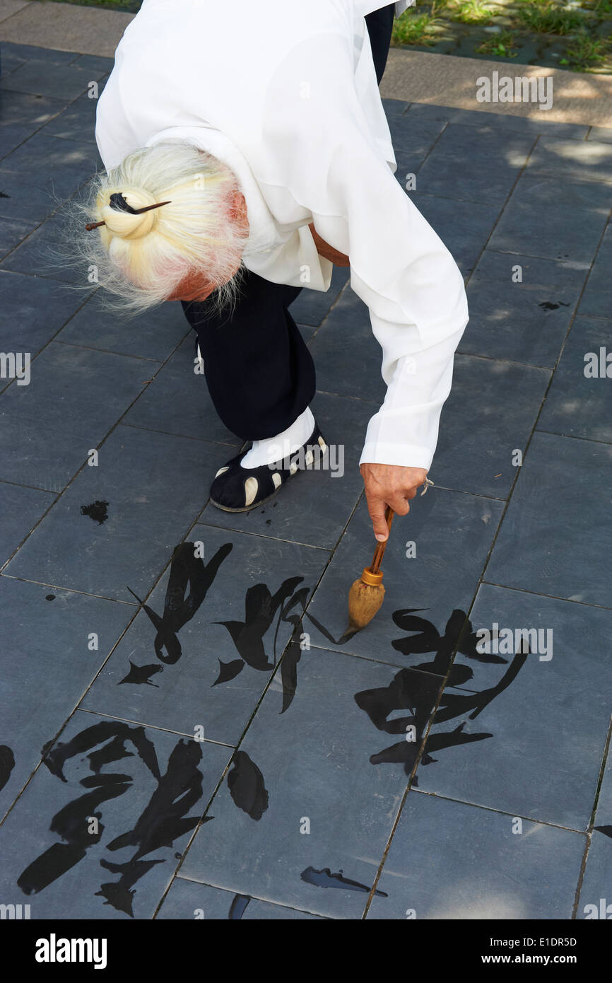 Cina, Pechino, Calligrafia exercice al parco Beihai Foto Stock