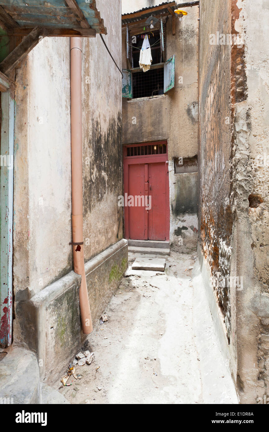 Le vecchie case in strade strette nella città vecchia di Mombasa, in Kenya Foto Stock