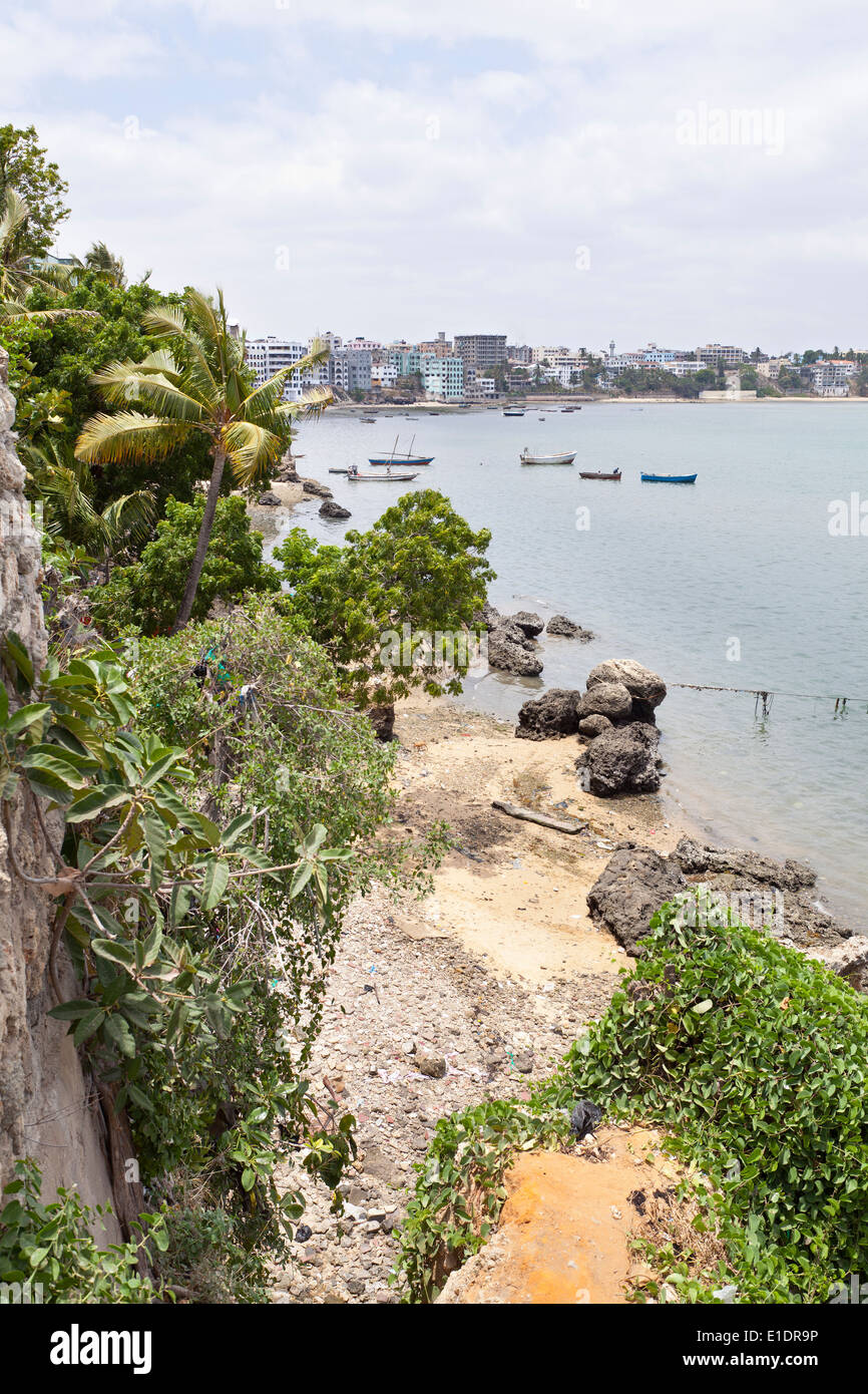 Vista di alcune barche nel vecchio porto di Mombasa, in Kenya Foto Stock