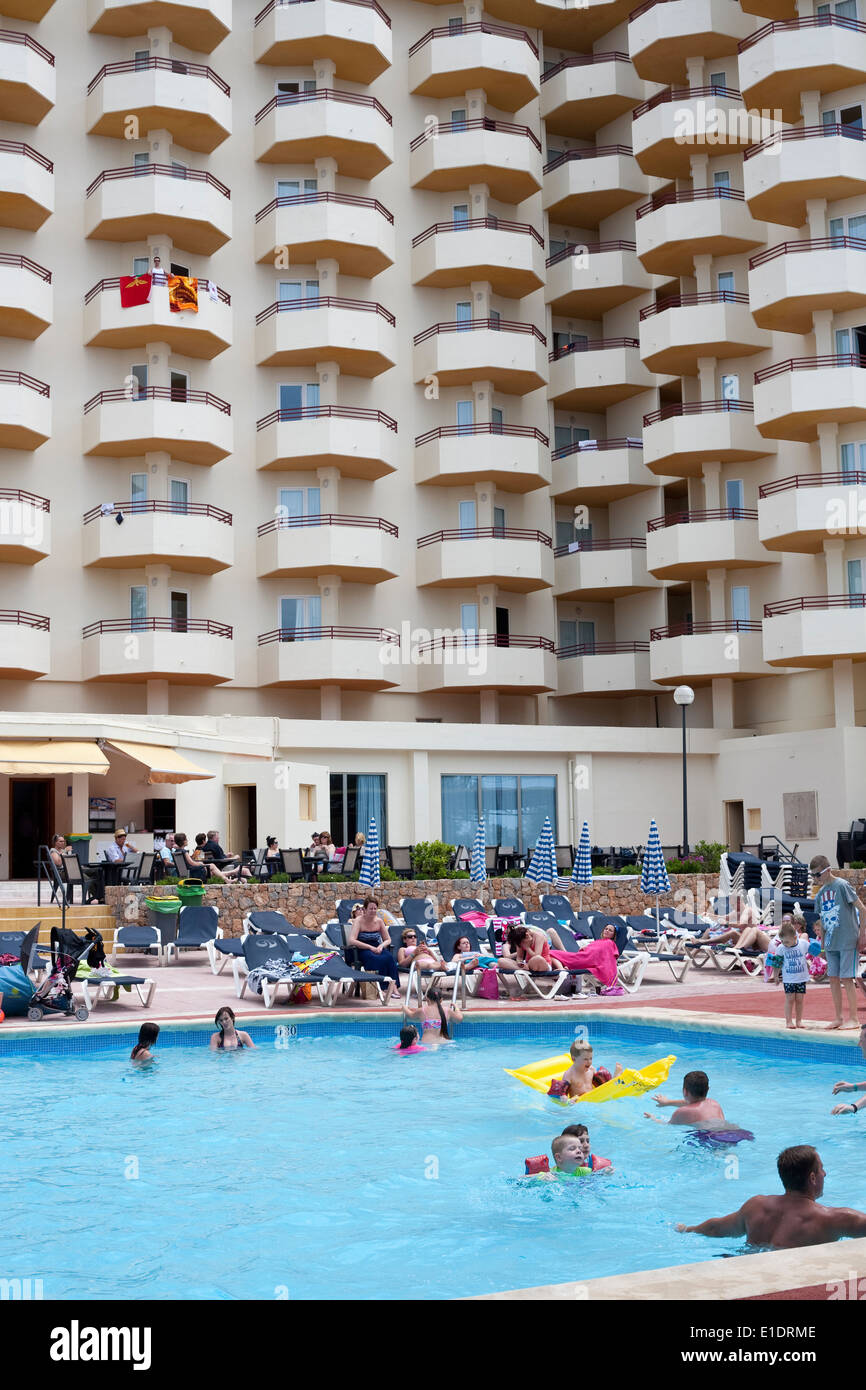 I vacanzieri godere la piscina in un complesso di hotel in Ibiza Foto Stock