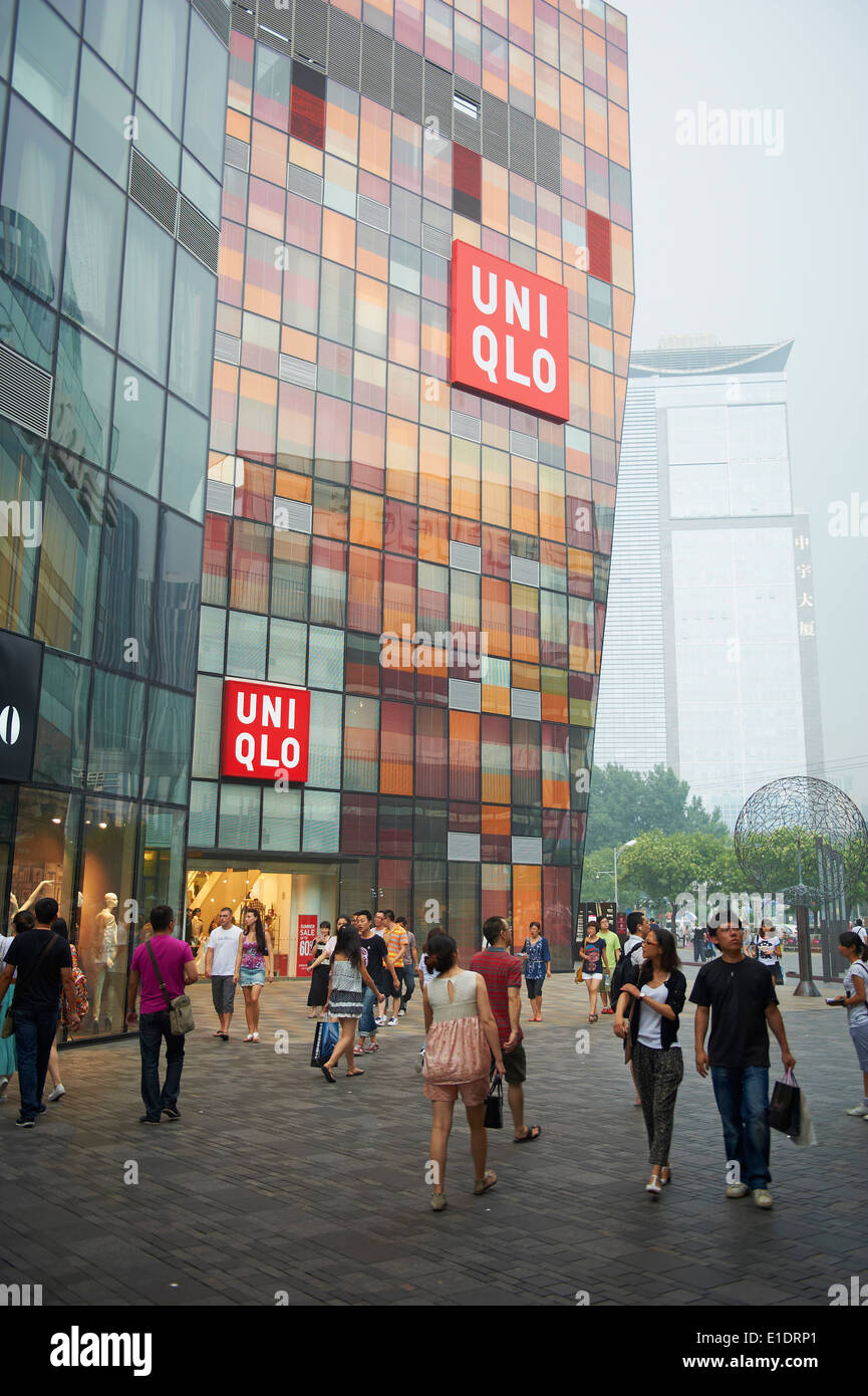 Cina, Pechino, Sanlitun area, Uniqlo shopping centre Foto Stock