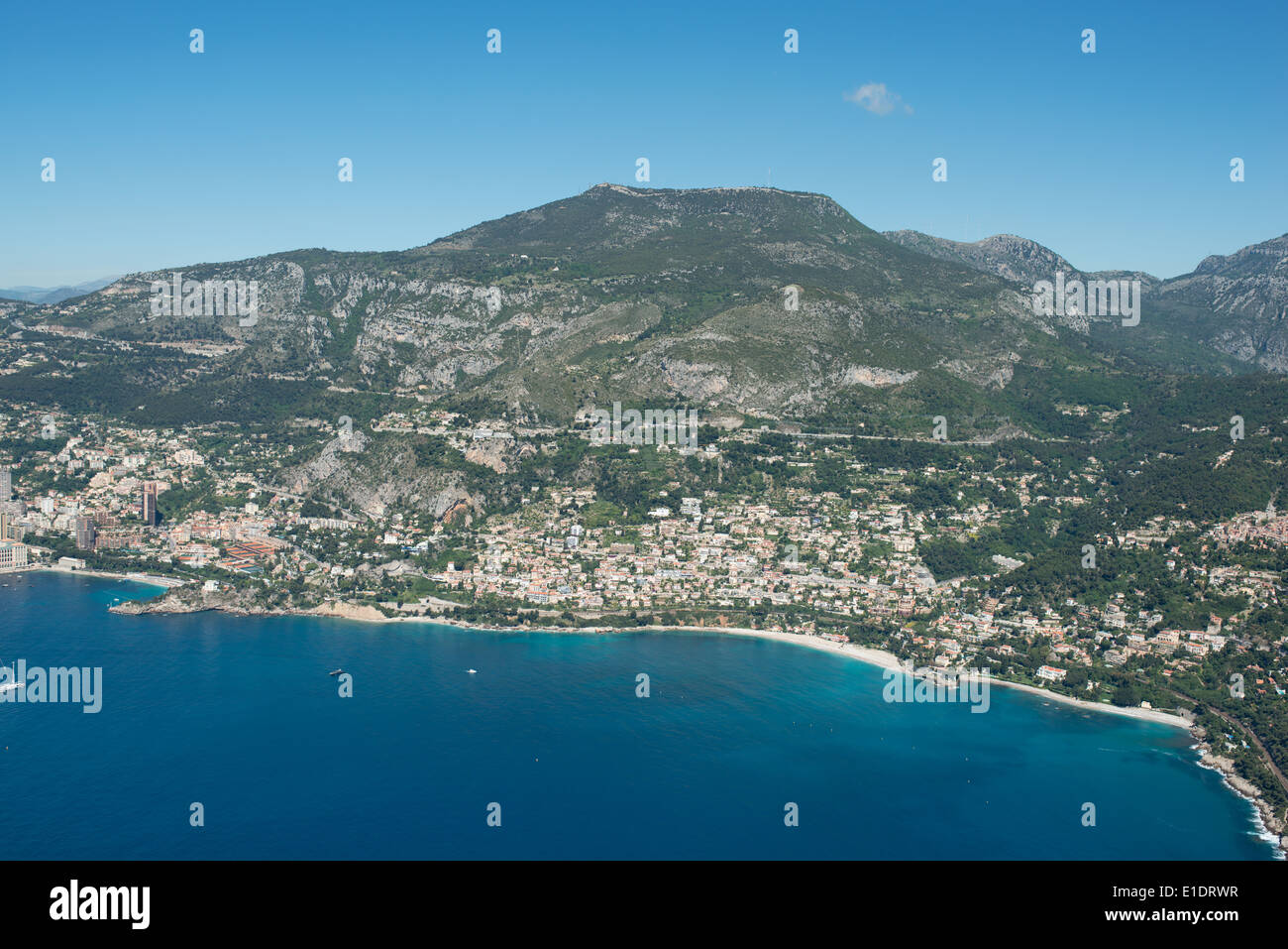 VISTA AEREA. Stazione balneare ai piedi di Mont-Agel (altitudine: 1148 metri). Roquebrune-Cap-Martin, Alpes-Maritimes, Francia. Foto Stock