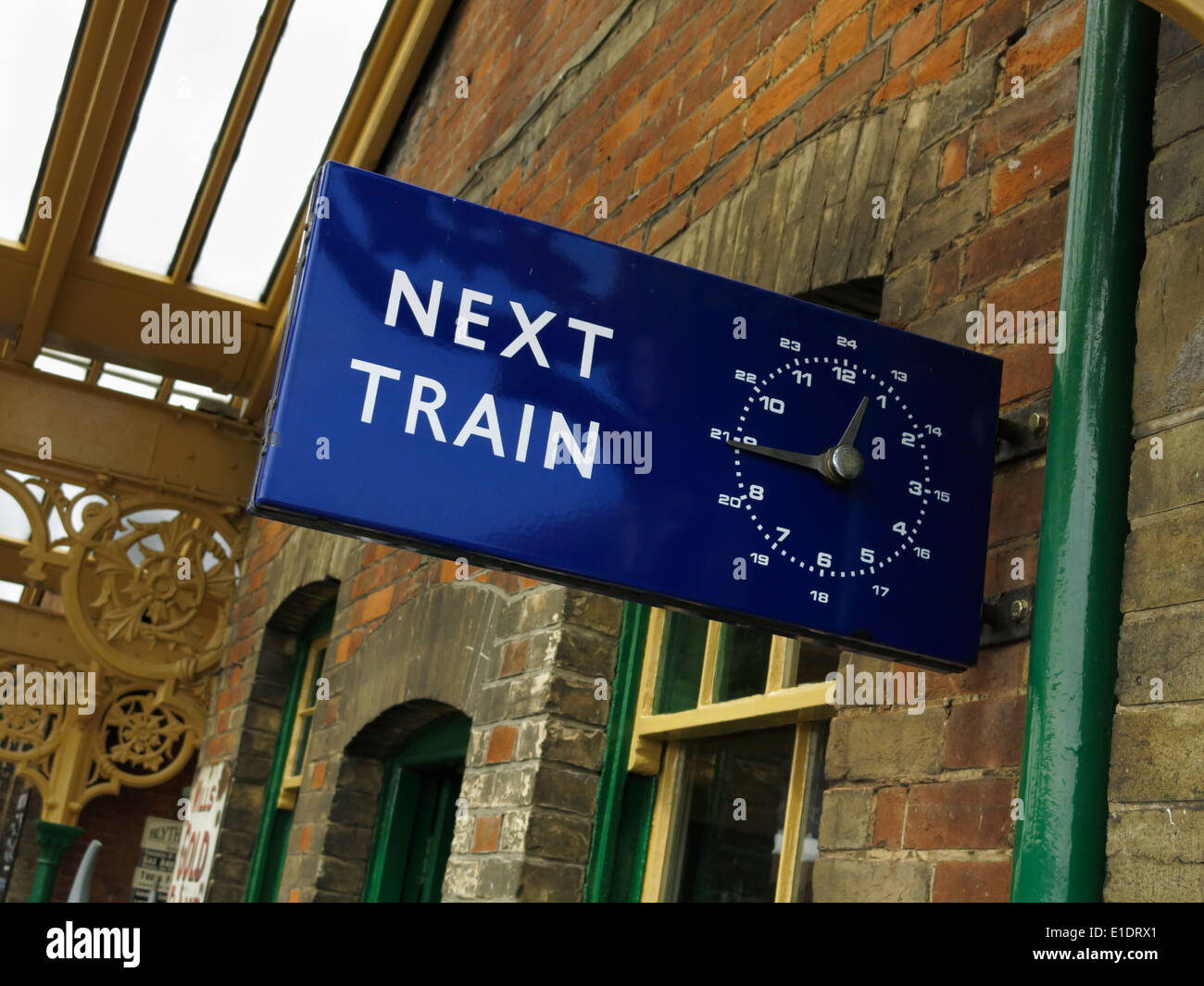 Prossimo treno segno su Sheringham stazione ferroviaria, North Norfolk, Regno Unito. Foto Stock