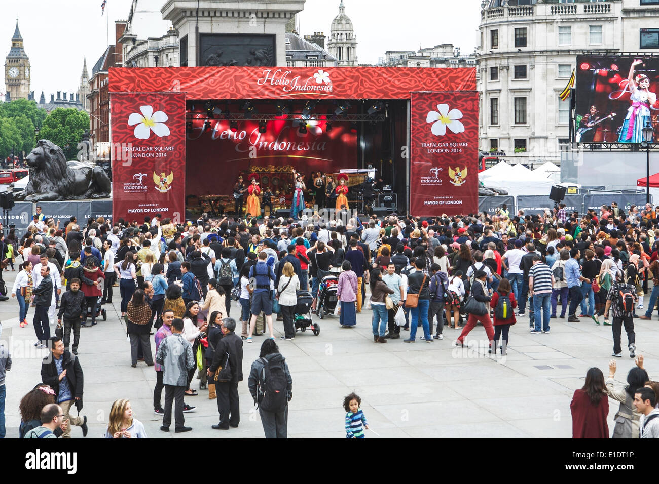 "Ciao Indonesia", Trafalgar Square, Londra, Regno Unito il 31 maggio 2014. Un evento annuale che celebra l'Indonesia giorno in Trafalgar Square. La performance sul palco e a guardare la folla di persone in Trafalgar Square. Credito: Tony Farrugia/Alamy Live News Foto Stock