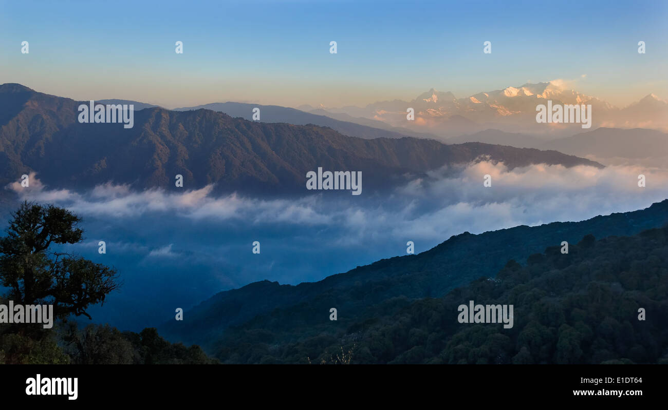 Monte Kangchendzonga gamma percorso di trekking attraverso le montagne himalayane verso Sandakphu Foto Stock