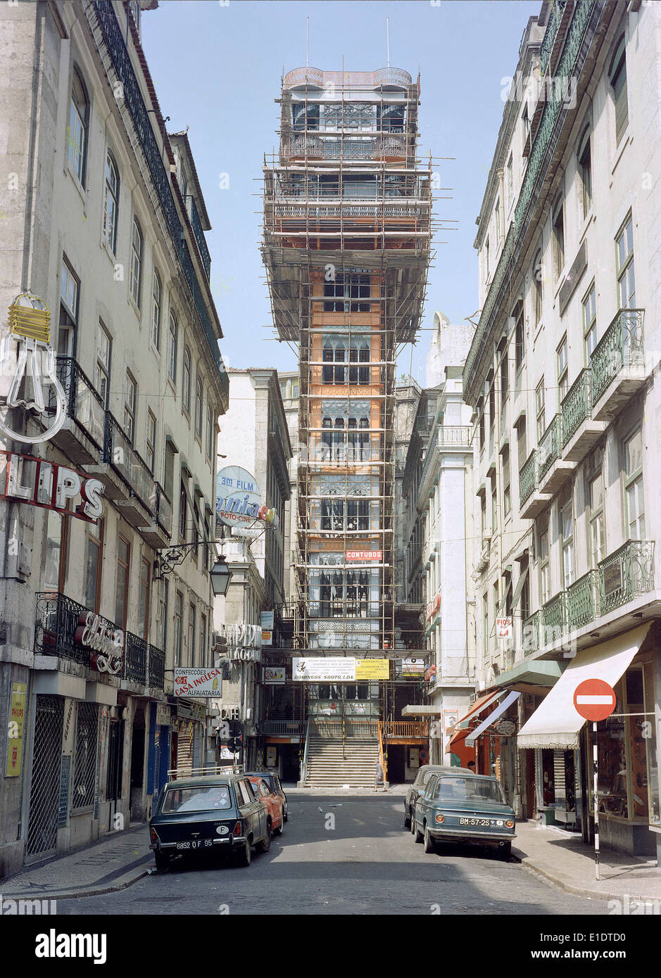 L'Elevador de Santa Justa è un ascensore storico di Lisbona che collega il quartiere Baixa con il Bairro alto. Progettato da un ingegnere influenzato da Gustave Eiffel, offre vedute panoramiche della città. Foto Stock