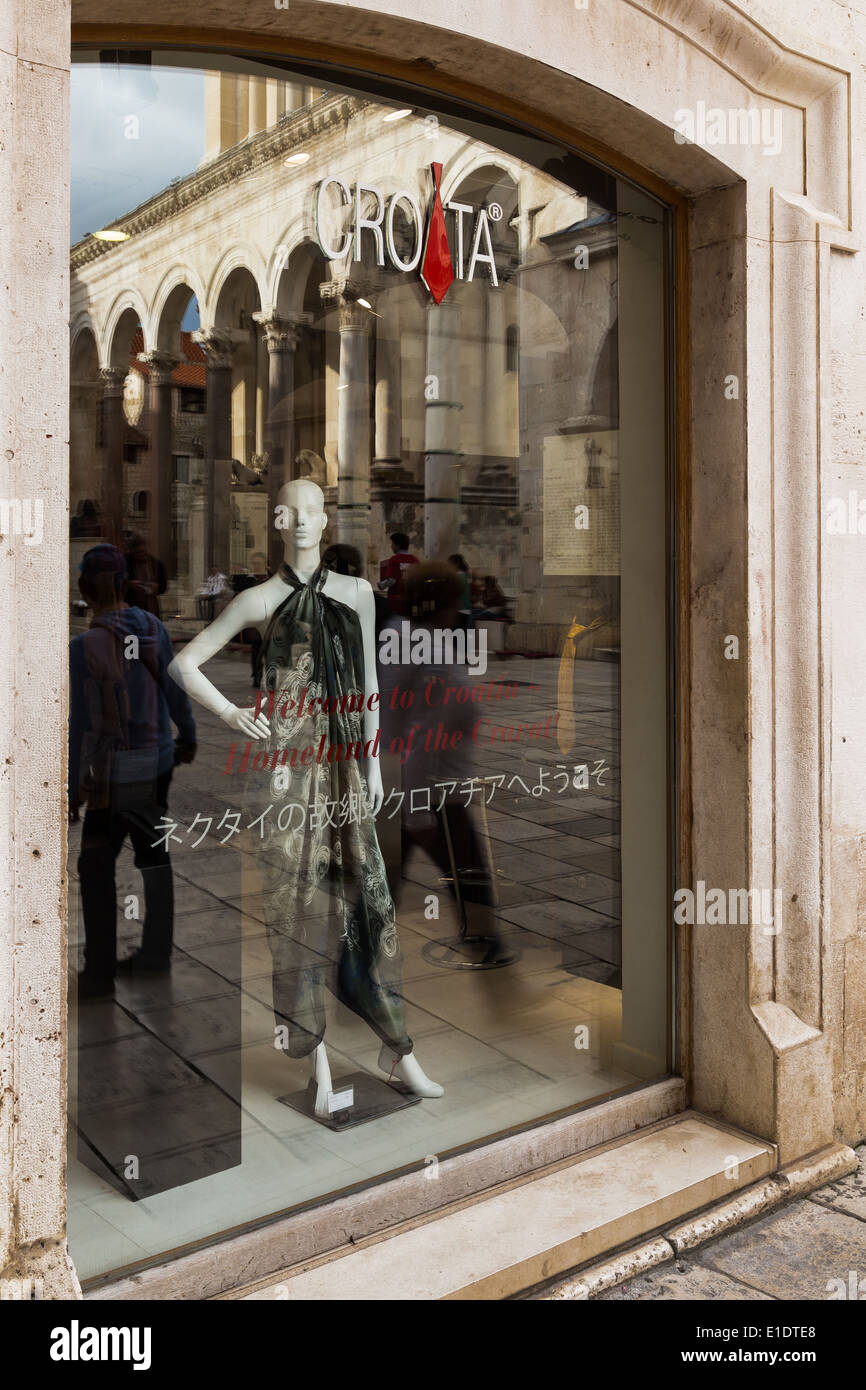 Il Perestil del Palazzo di Diocleziano a Split Croazia è riflessa nella finestra della Croata cravat store Foto Stock