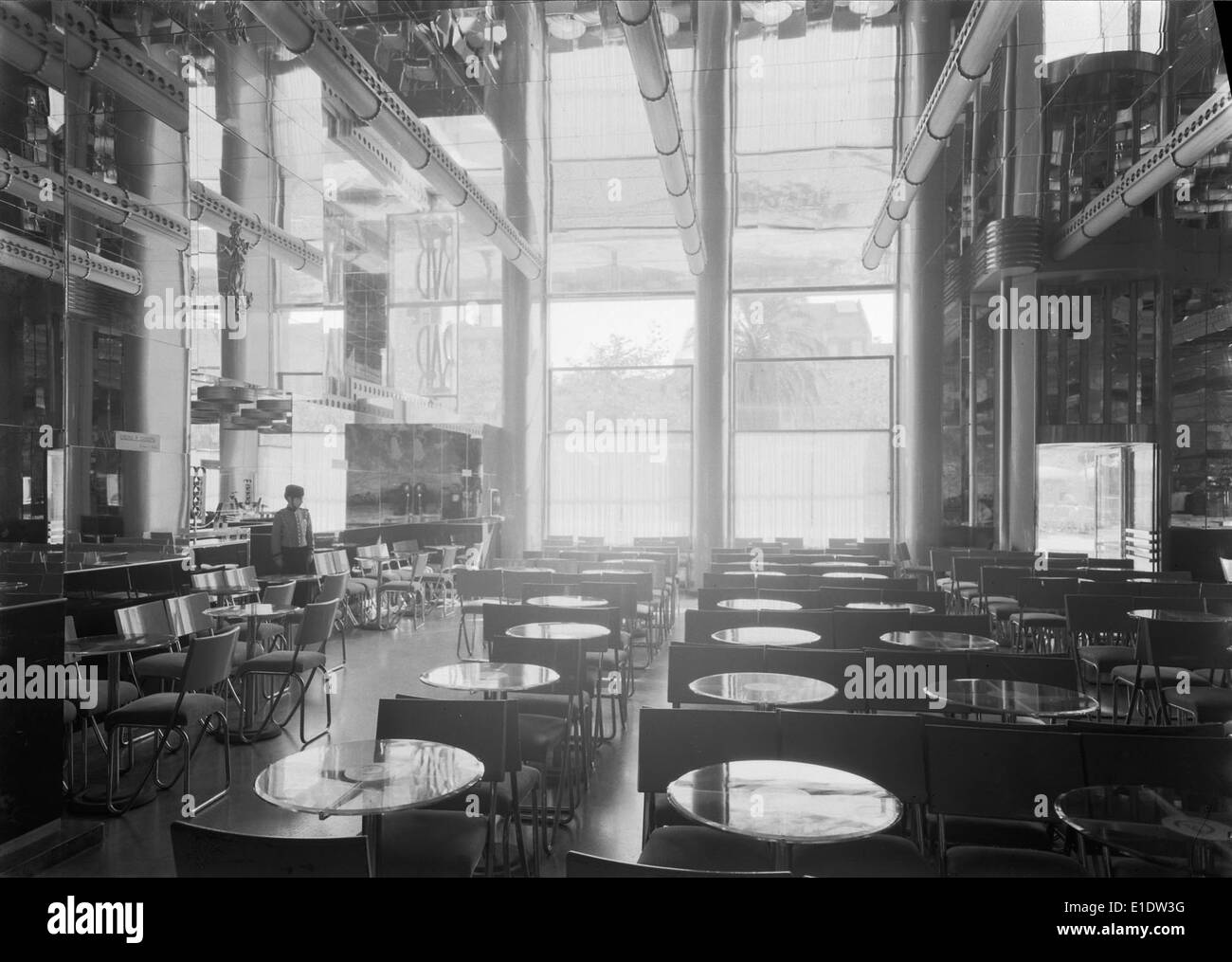 Il Café Cristal, fondato nel 1940 a Lisbona, è un caffè storico noto per la sua atmosfera tradizionale portoghese. Con una vasta scelta di caffè e dolci, è diventato un punto di riferimento culturale della città. Foto Stock
