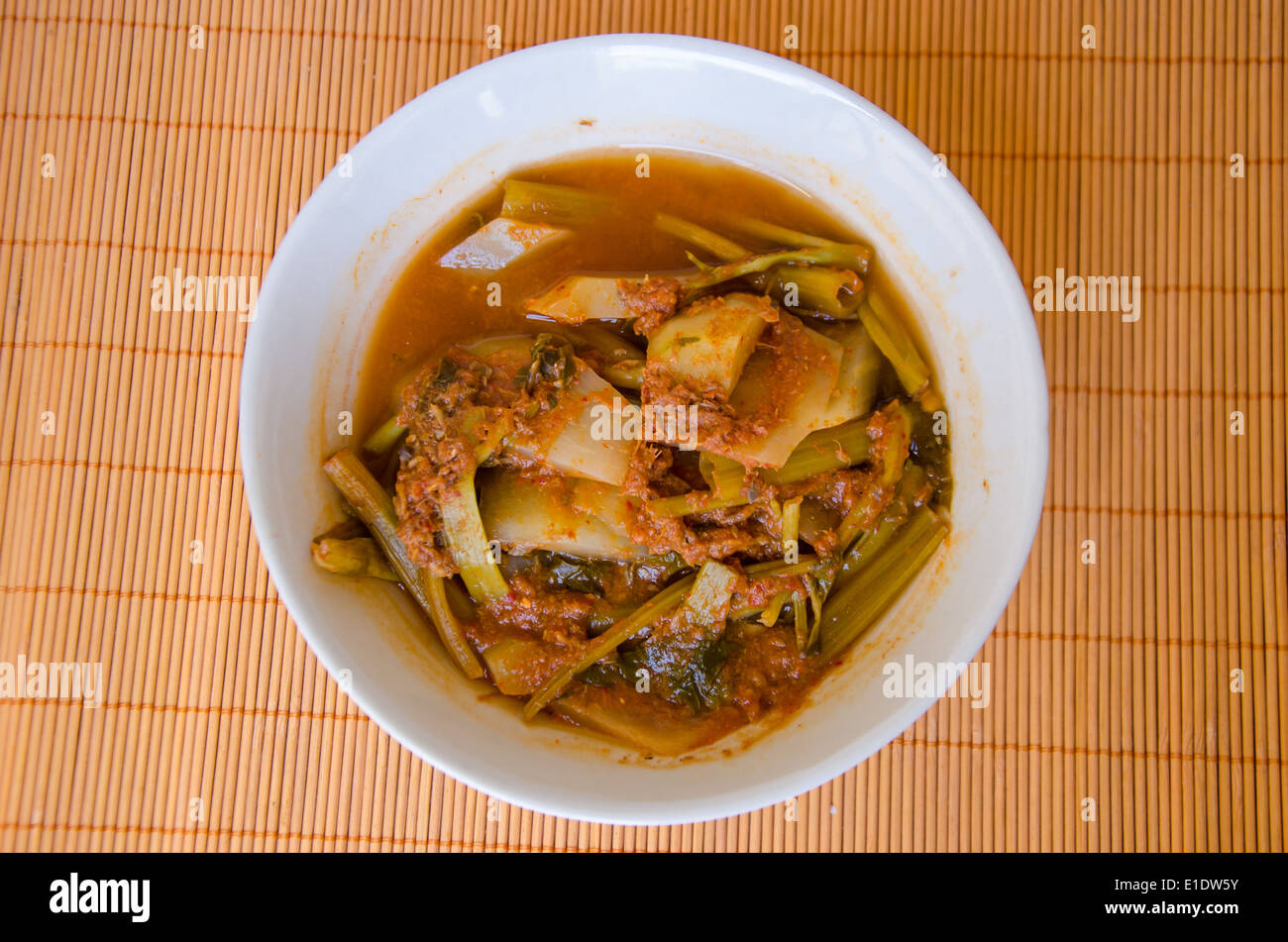 Delizioso cibo tailandese chiamata KANG SOM dalla zuppa piccante con pesce e verdure miste Foto Stock