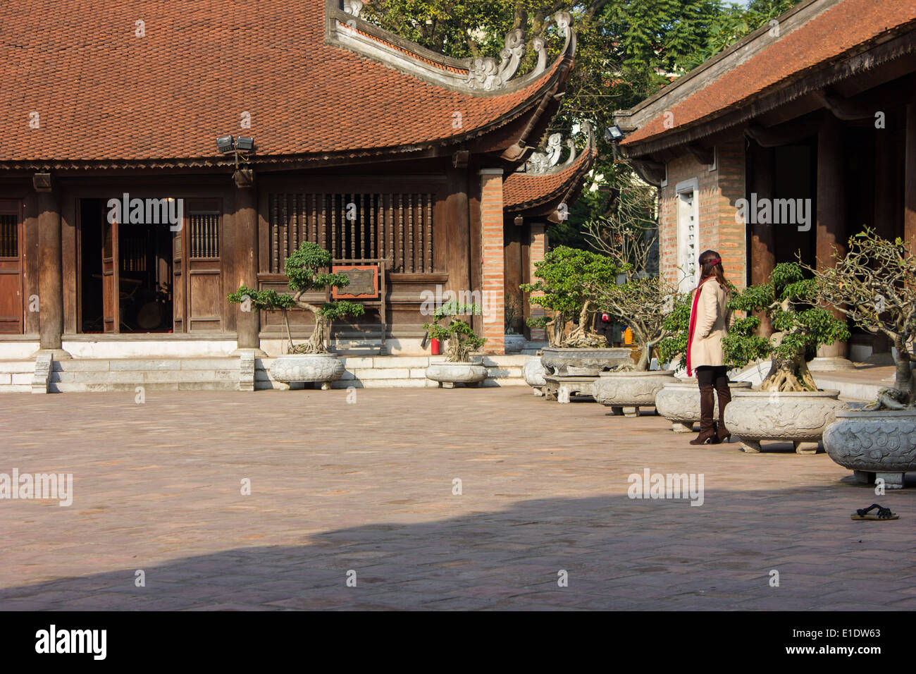 Un visitatore di ammirare il Tempio della Letteratura, una delle principali attrazioni turistiche di Hanoi, Vietnam del nord. Foto Stock