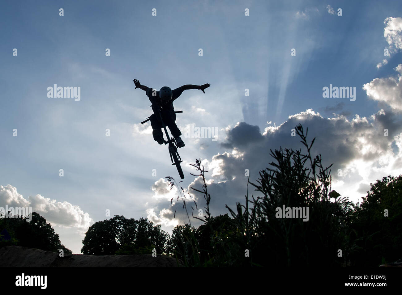 Berlino, Germania. 31 Maggio, 2014. Un ciclista esegue un backflip alla XV Freestyle BMX Festival Autostrada per colle a Mellowpark a Berlino (Germania), 31 maggio 2014. BMX piloti competere nelle discipline Flatland, Vert (mini rampa), Street, parco e sentieri. Foto: Maja Hitij/dpa/Alamy Live News Foto Stock