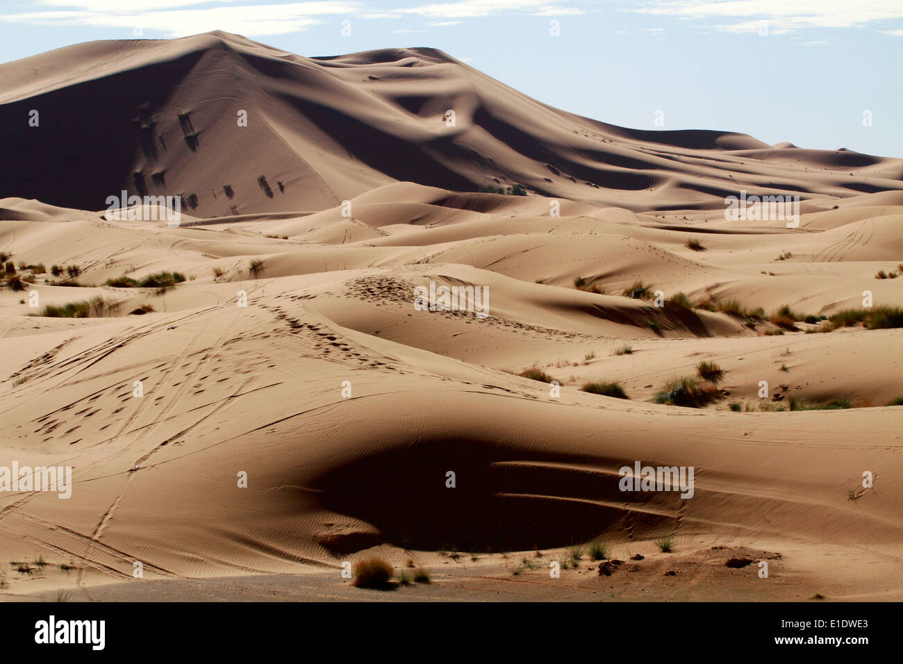 Erg Chebbi dune di sabbia nel deserto del Sahara vicino a Merzouga, Marocco Foto Stock