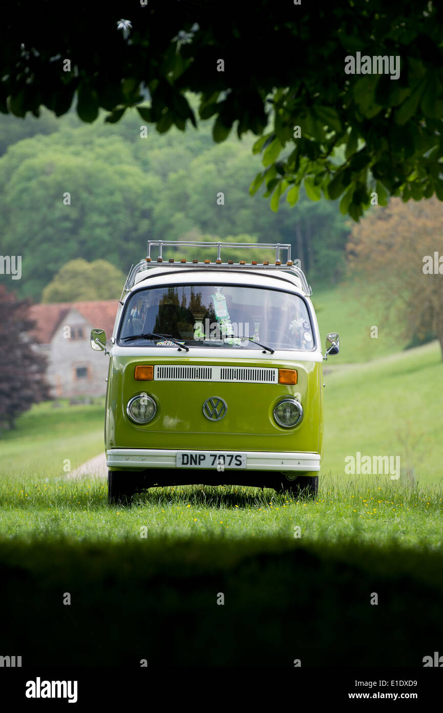 1977 Volkswagen camper van in un campo. Inghilterra Foto Stock