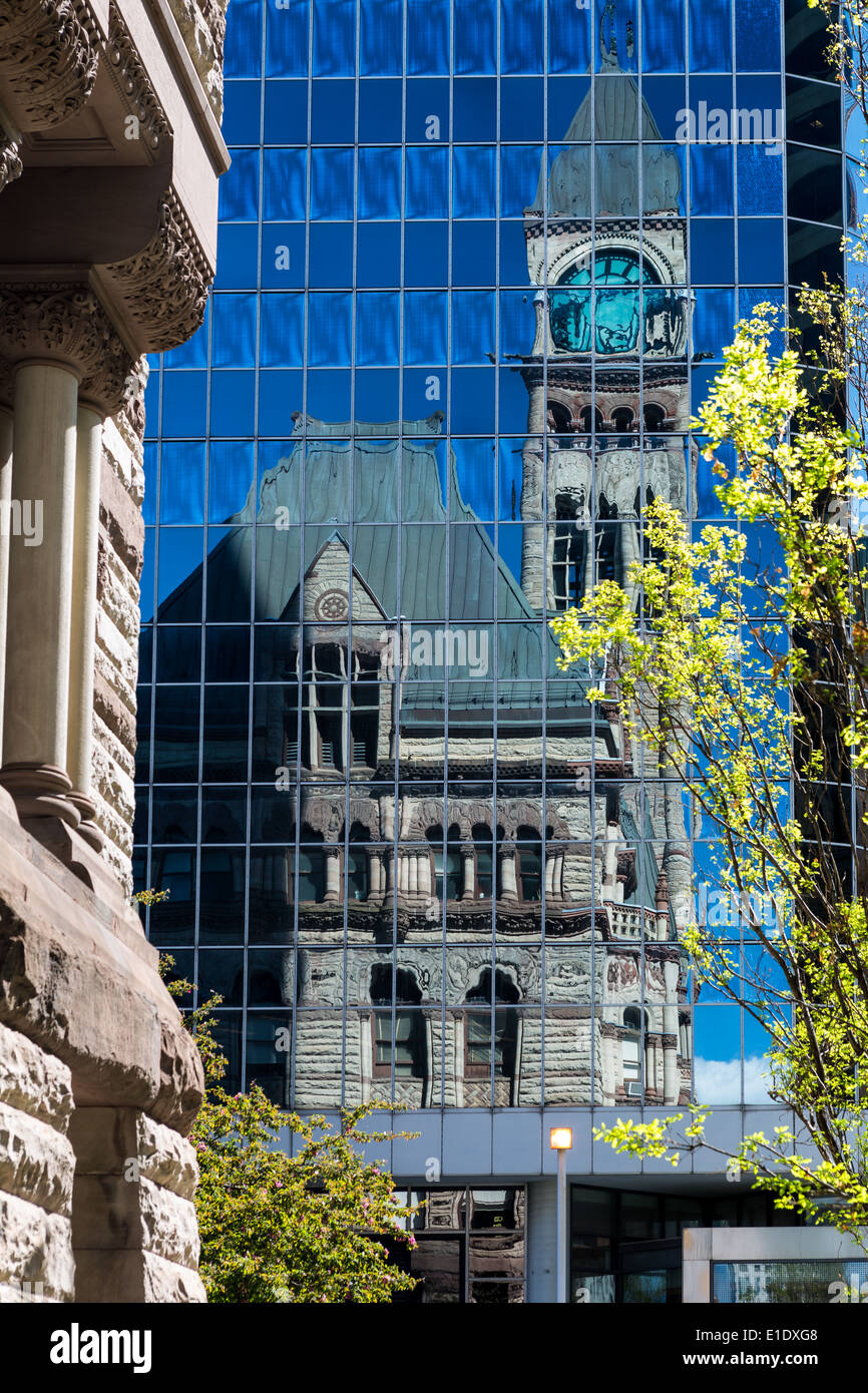 Il vecchio e il nuovo in Toronto. Il vecchio municipio speculari in un moderno edificio di vetro Foto Stock