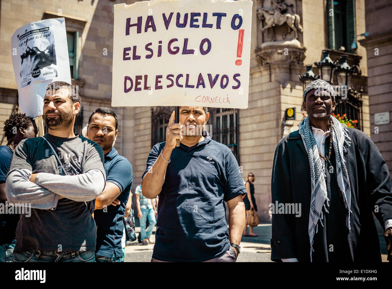 Barcellona, Spagna. 1 giugno 2014: un manifestante detiene un cartelli "il secolo della schiavitù ha restituito' durante una manifestazione di protesta contro l apartheid in Barcellona Credito: matthi/Alamy Live News Foto Stock