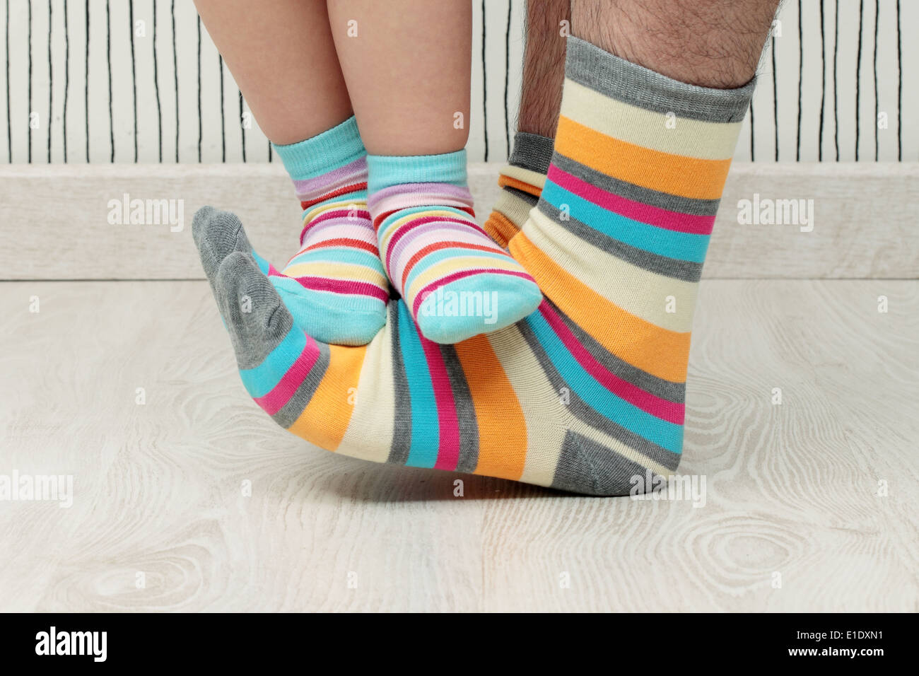 I piedi di un bellissimo padre e figlia con calze a strisce Foto stock -  Alamy