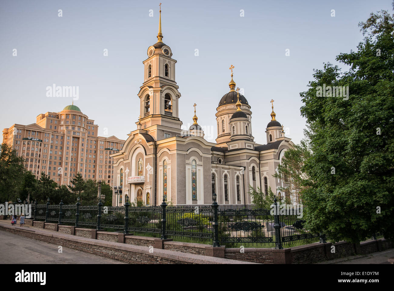 Cattedrale del Salvatore della Trasfigurazione, principale tempio ortodosso e centro business 'tolychny' (metropolitana), Donetsk, Ucraina Foto Stock