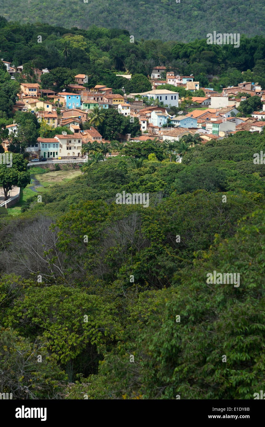 Borgo collinare di Lençóis sparsi in montagne verdi in Bahia Brasile Foto Stock