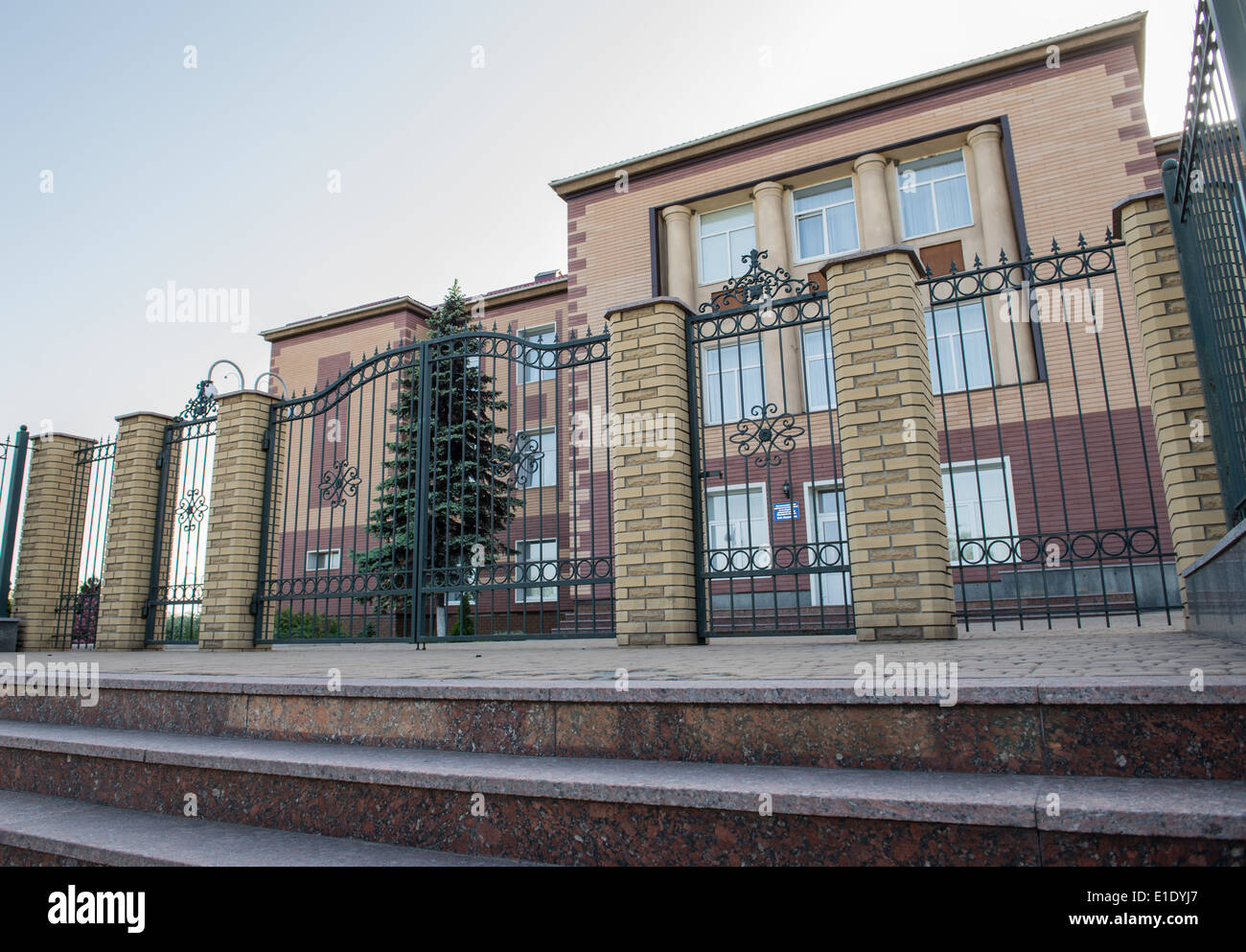 Scuola di rinnovate in Yenakiieve (città natale di ex presidente ucraino Viktor Fedorovych Yanukovych), Donetsk Oblast, Ucraina Foto Stock