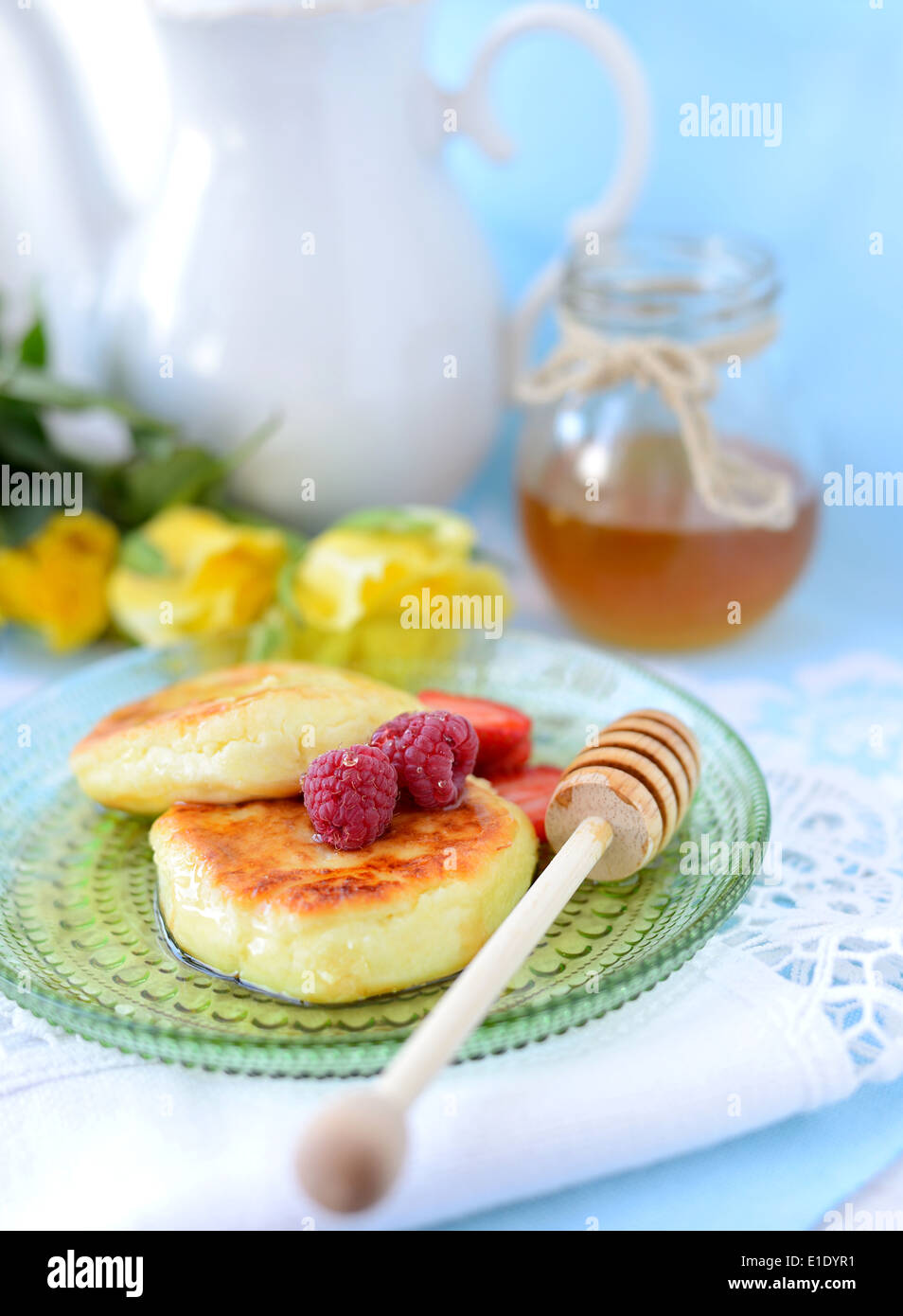 Frittelle di formaggio con miele e raspberres Foto Stock