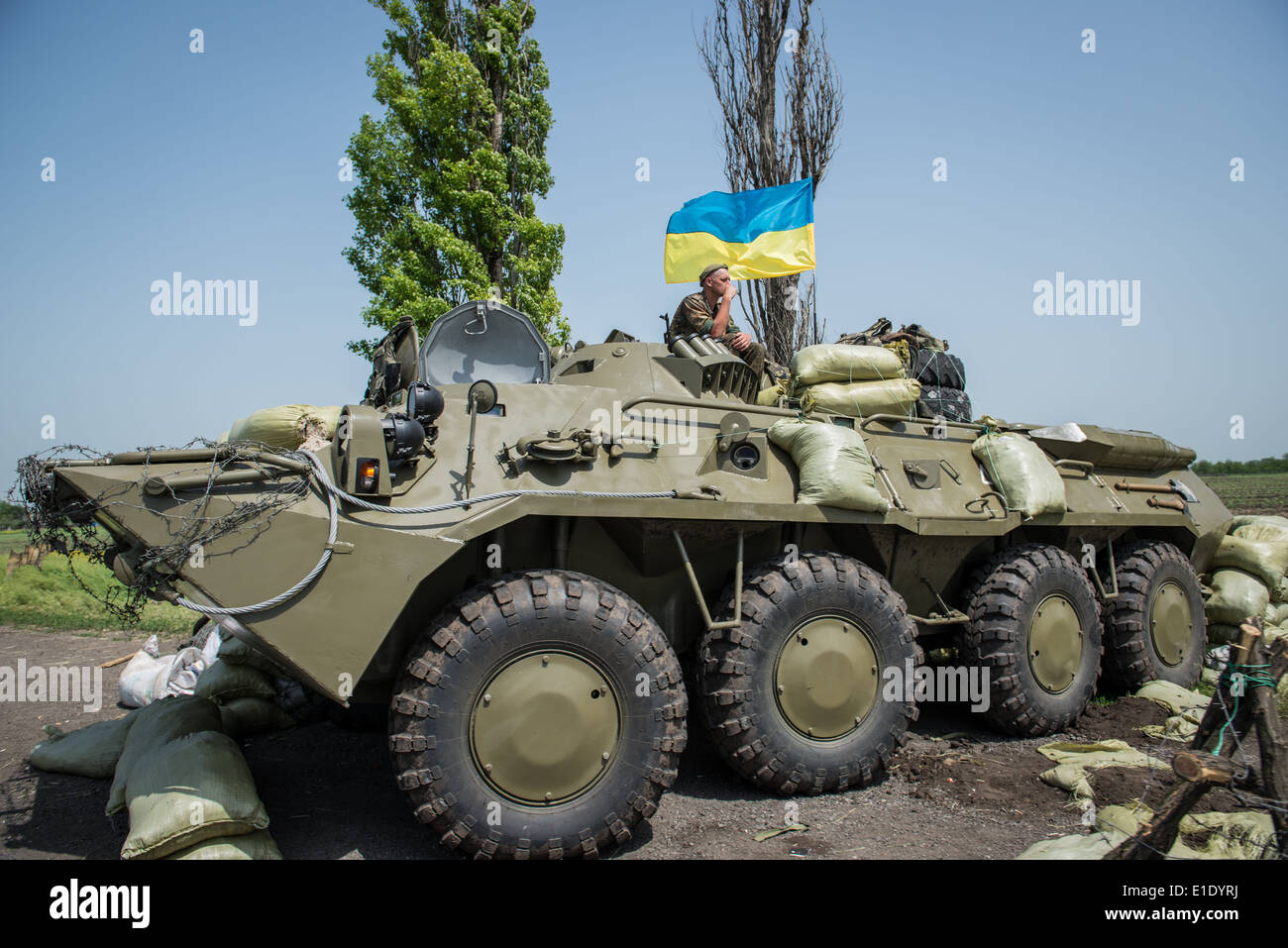 Anfibio personale armato vettore BTR-80 sul controllo ucraino punto esterno a Donetsk città durante il 2014 conflitto in Ucraina Foto Stock