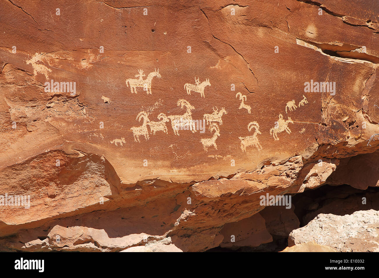Native American incisioni rupestri su pietra arenaria rossa scogliere nel Parco Nazionale di Arches nei pressi di Moab, Utah Foto Stock