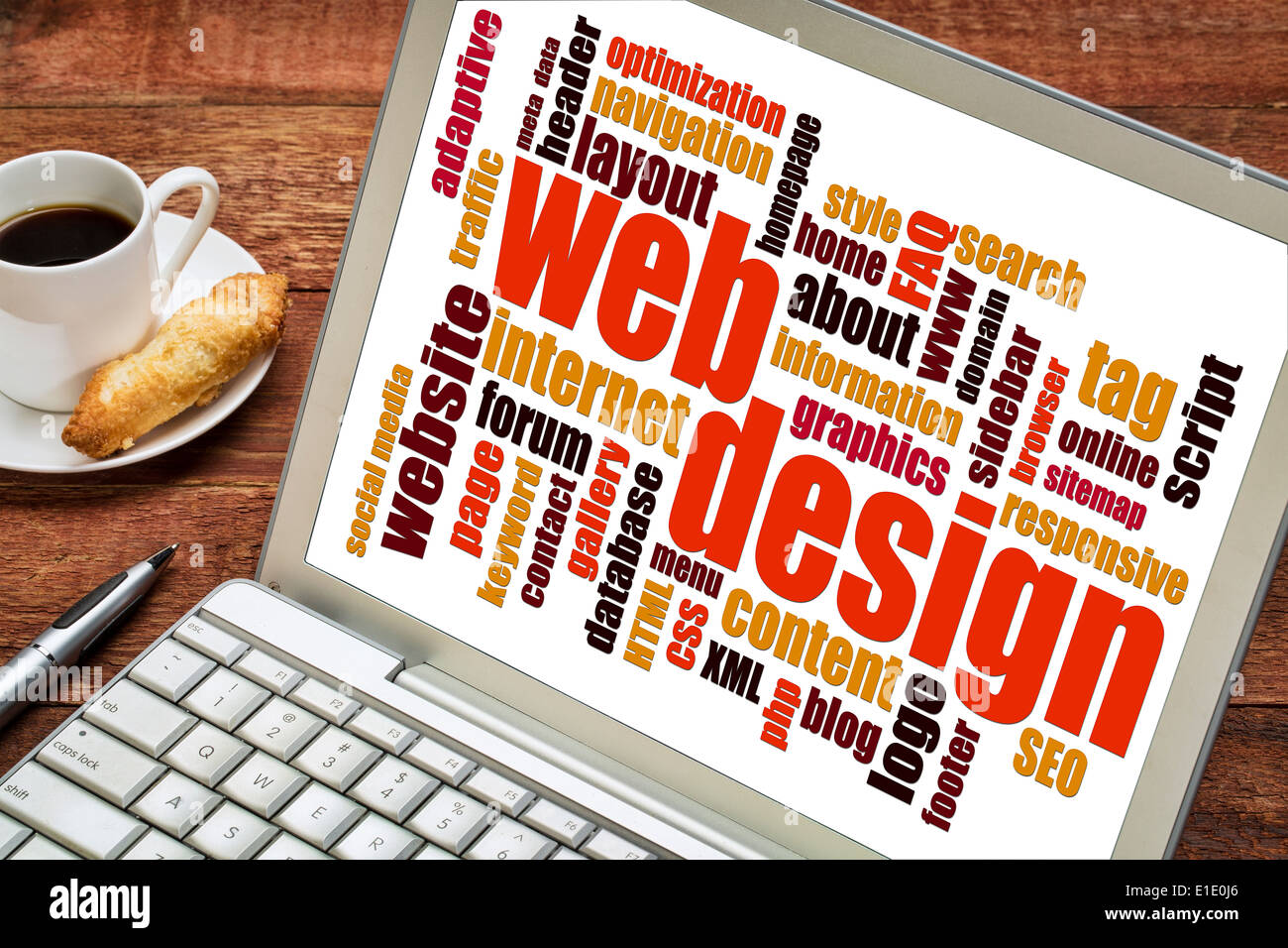Web design word cloud su uno schermo di computer portatile con una tazza di caffè Foto Stock