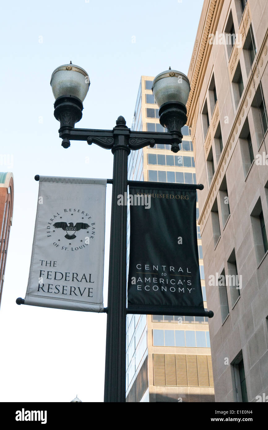 Federal Reserve sono i segni che si vede vicino alla costruzione della Federal Reserve Bank di St Louis nel Missouri Foto Stock