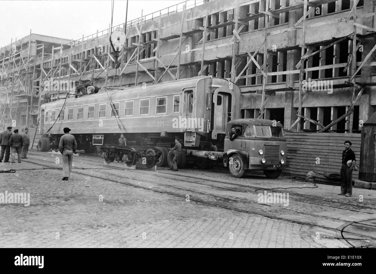Il carruagem de comboio, o carrozza ferroviaria, a Lisbona, in Portogallo, fa parte del sistema di trasporto ferroviario della città. Rappresenta una parte importante delle infrastrutture di trasporto pubblico di Lisbona, collegando varie parti della città e oltre. Foto Stock