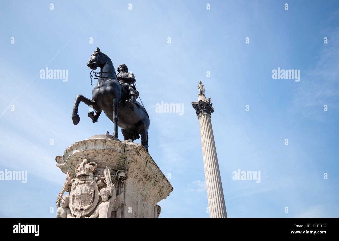 Statua di re Carlo I a cavallo con Nelson's colonna in background, Trafalgar Square, London, England, Regno Unito Foto Stock