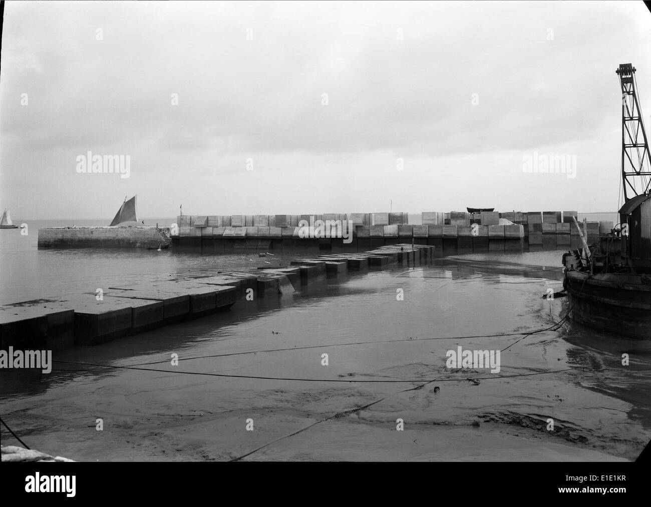 Porto de Lisboa è il porto principale di Lisbona, che funge da centro vitale per il commercio marittimo e i trasporti. Il porto è parte integrante dell’economia della città ed è stato un fattore chiave nel suo sviluppo come importante porto europeo. Foto Stock