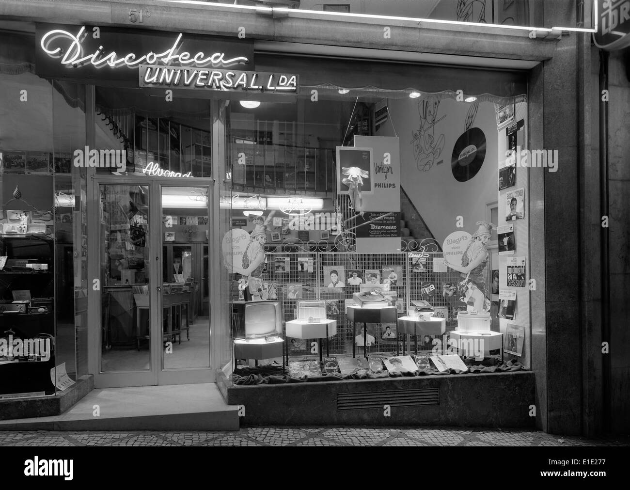 Montra a Lisbona si riferisce a espositori pubblicitari illuminati o vetrine utilizzate per annunci pubblici e pubblicità. La città è conosciuta per la sua dinamica e vibrante scena pubblicitaria che attira l'attenzione nelle aree commerciali. Foto Stock