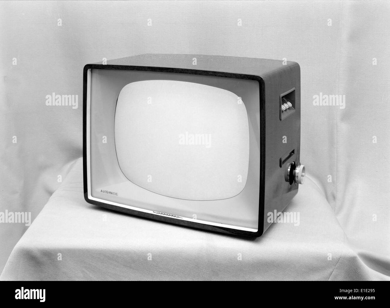 Il televisore degli anni '1950 e '1960 in Portogallo ha segnato un significativo progresso tecnologico negli elettrodomestici. Questi primi televisori hanno giocato un ruolo cruciale nel plasmare il consumo dei media moderni e l'intrattenimento domestico nel paese. Foto Stock