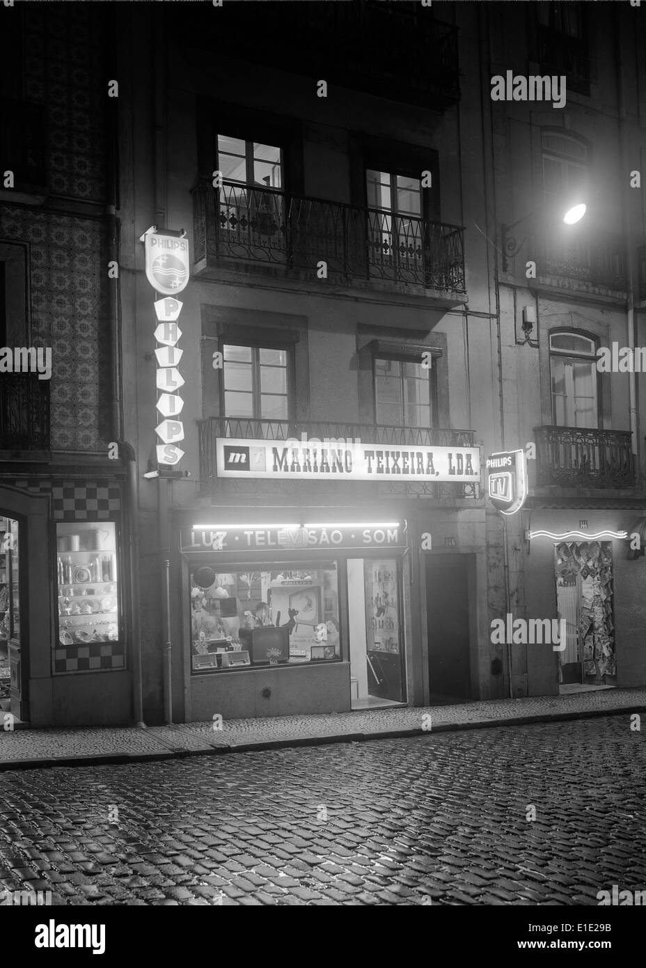 Reclame luminoso (pubblicità al neon) in Portogallo, catturato da Horácio Novais, mostra l'evoluzione della pubblicità moderna attraverso la segnaletica illuminata. Questa forma di pubblicità divenne un elemento iconico dei paesaggi urbani nel XX secolo. Foto Stock