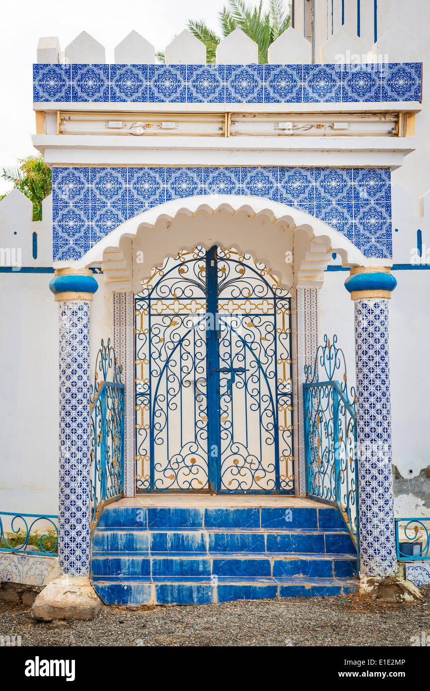 Edificio blu con tessere di mosaico in Oman Foto Stock