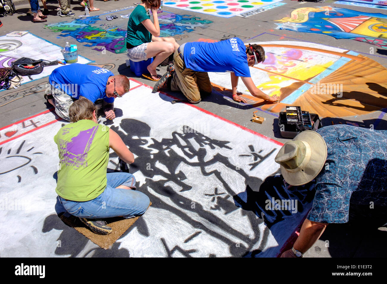 Denver, Colorado. Il 1 giugno, 2014. Artisti mettono i tocchi di rifinitura sul loro chalk murales lungo Larimer e 14th Street nel centro di Denver il secondo giorno del 2014 Denver Chalk Festival dell'arte. Credit: Ed EndicottAlamy Live News Foto Stock