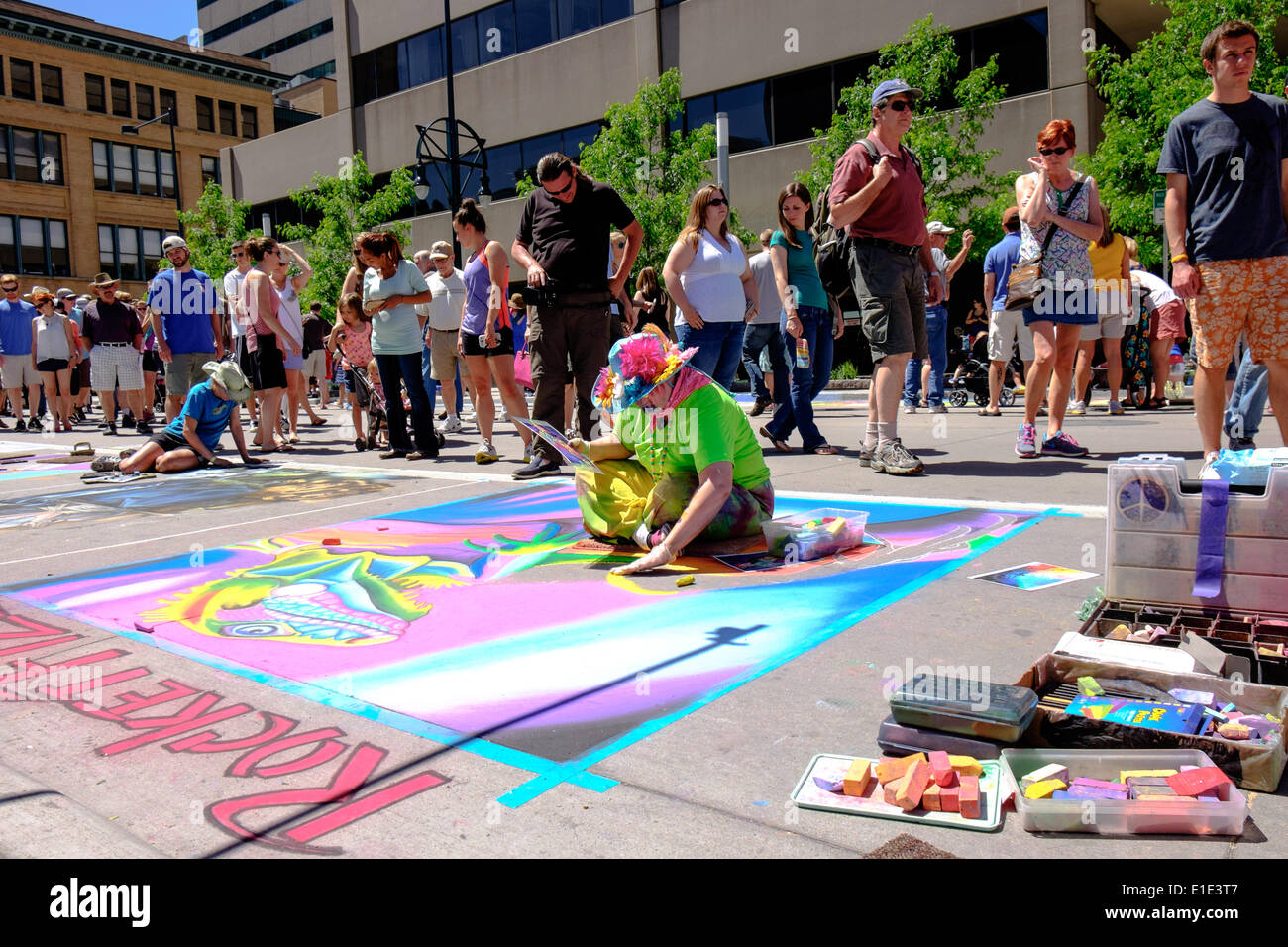 Denver, Colorado. Il 1 giugno, 2014. Mythica Von Griffyn di Denver, Colorado mette i tocchi di rifinitura sul suo chalk murale sulla seconda giornata del 2014 Denver Chalk Festival dell'arte. Credit: Ed EndicottAlamy Live News Foto Stock