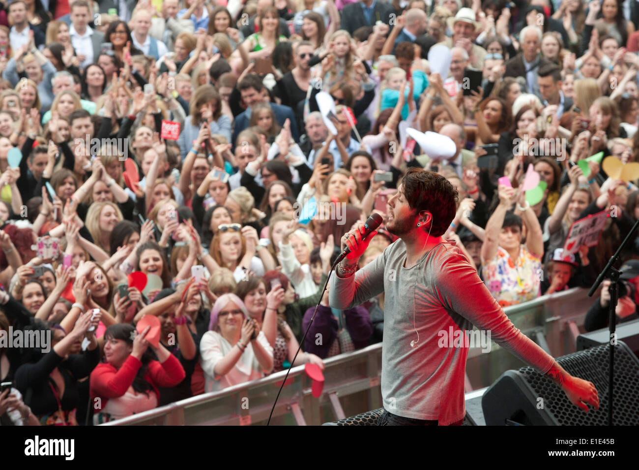 X Factor vincitore James Arthur sul palco a Newmarket luglio corso, dopo racing, sabato 31 maggio 2014. Foto Stock