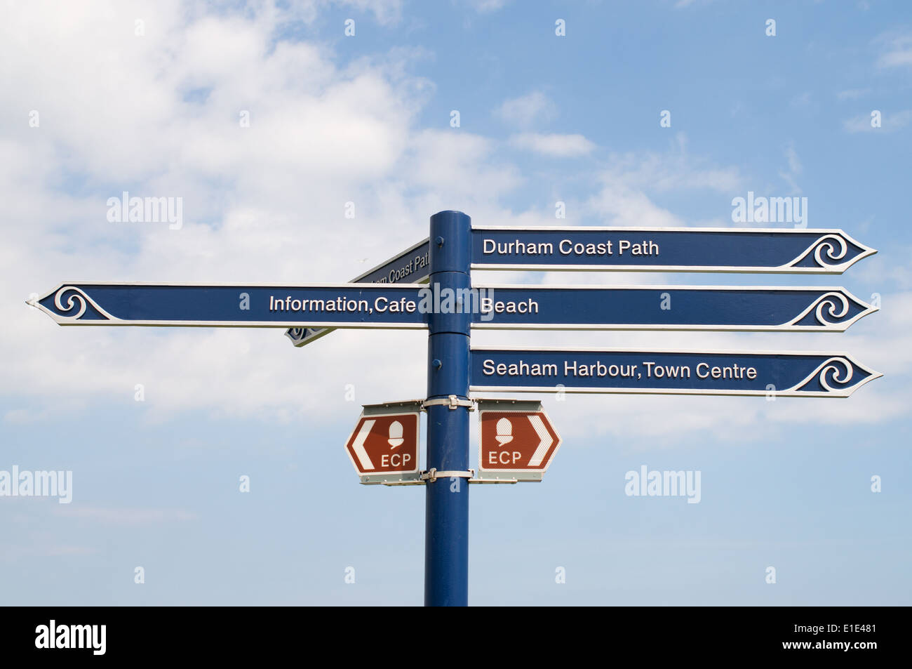 A piedi dando signpost direzioni lungo e Durham east coast path Seaham Harbour North East England, Regno Unito Foto Stock