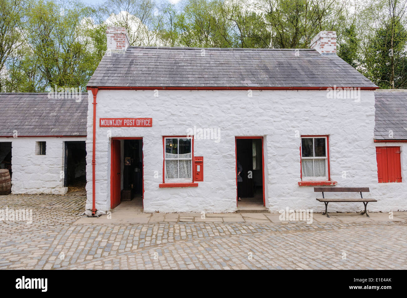 Vecchio Irish Post Office (Mountjoy) con pareti dipinte di bianco e tetto di ardesia in Ulster American Folk Park, Irlanda del Nord Foto Stock