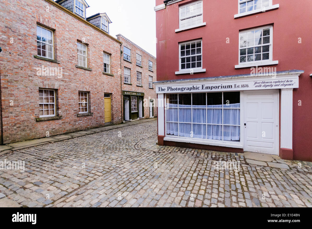 In vecchio stile studio fotografico su una vecchia strada di ciottoli Foto Stock