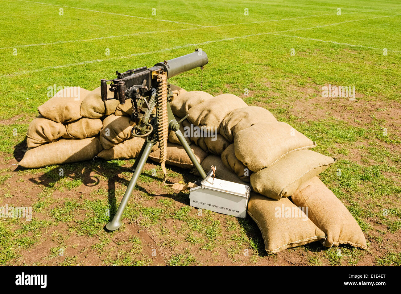 Vickers raffreddato ad acqua di medie mitragliatrice circondato con sacchi di sabbia, come usato nella guerra mondiale 1. Foto Stock