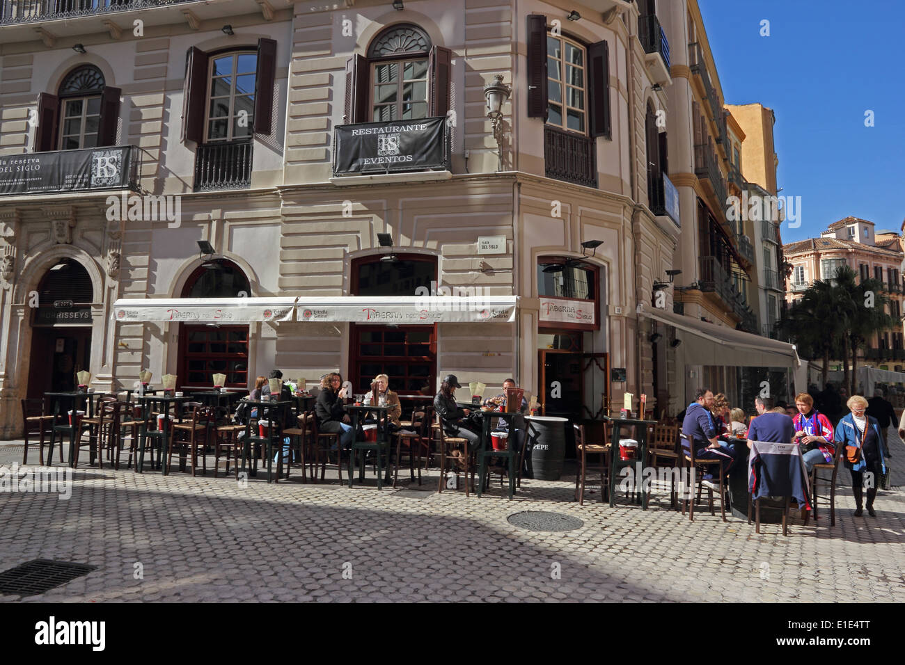 Patroni seduto fuori Taberno del Siglo, Malaga, mangiare e bere Foto Stock