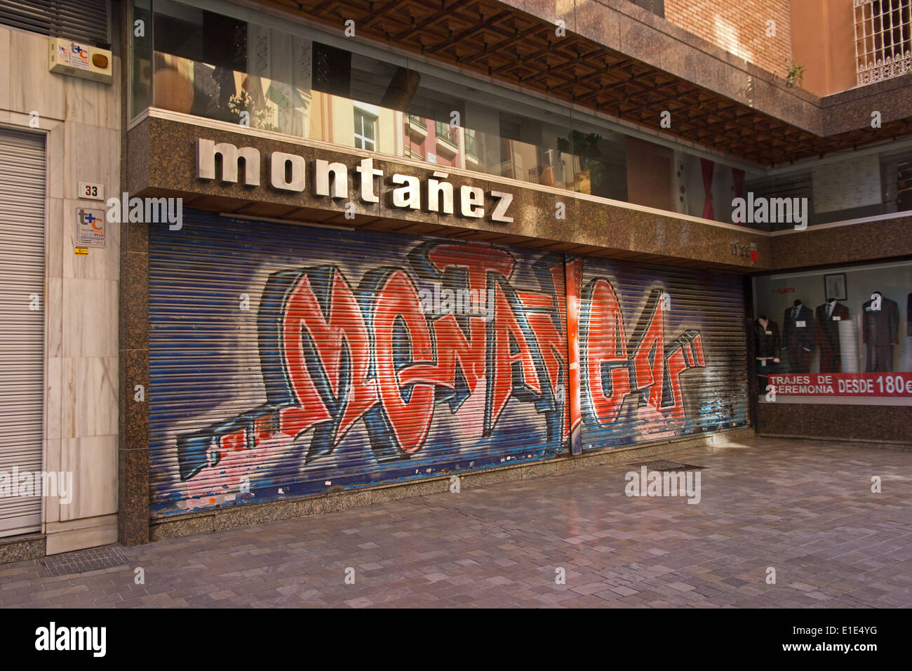 Graffiti verniciato a spruzzo su serramenti di Montanez shop, Malaga Foto Stock