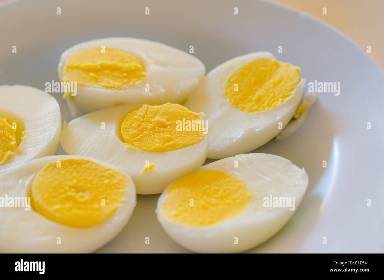 Close up fetta di uova sode sul piatto Foto Stock