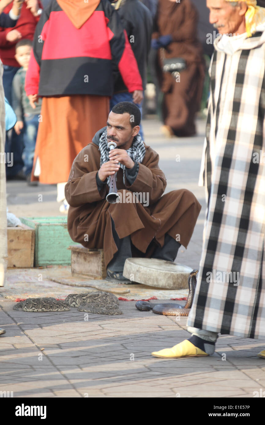 Incantatori di serpenti in Piazza Jamaa El Fna a Marrakech Foto Stock